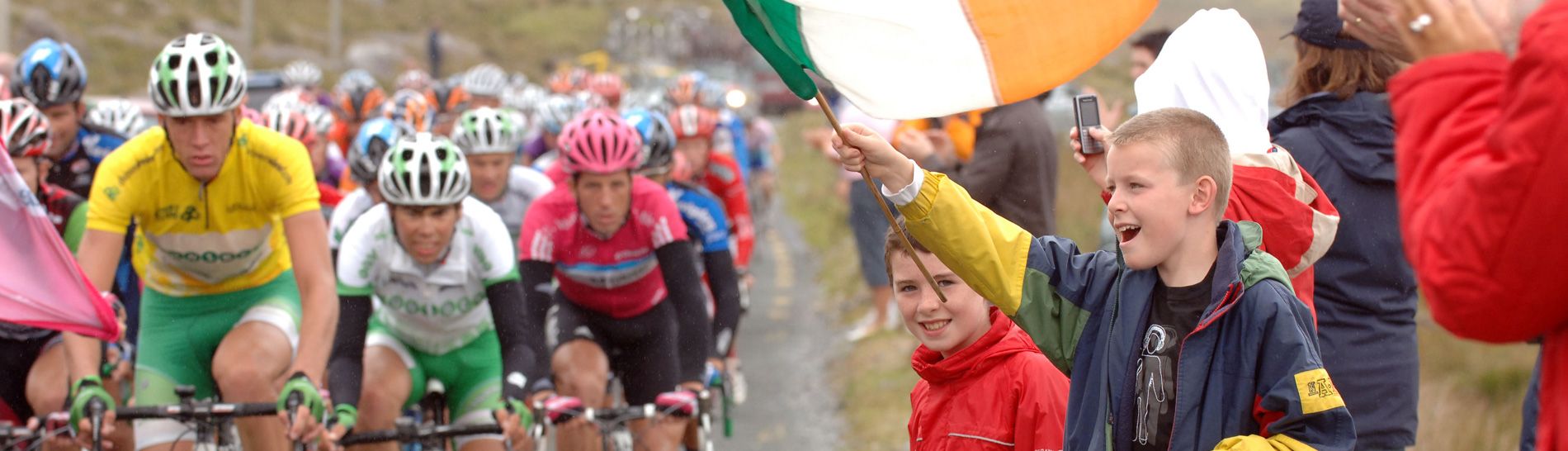 Tour of Ireland: peloton passes roadside spectators