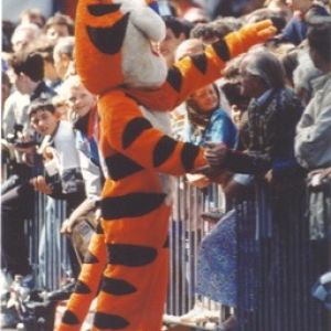 Kellogg's Tour: Tony the Tiger with spectators