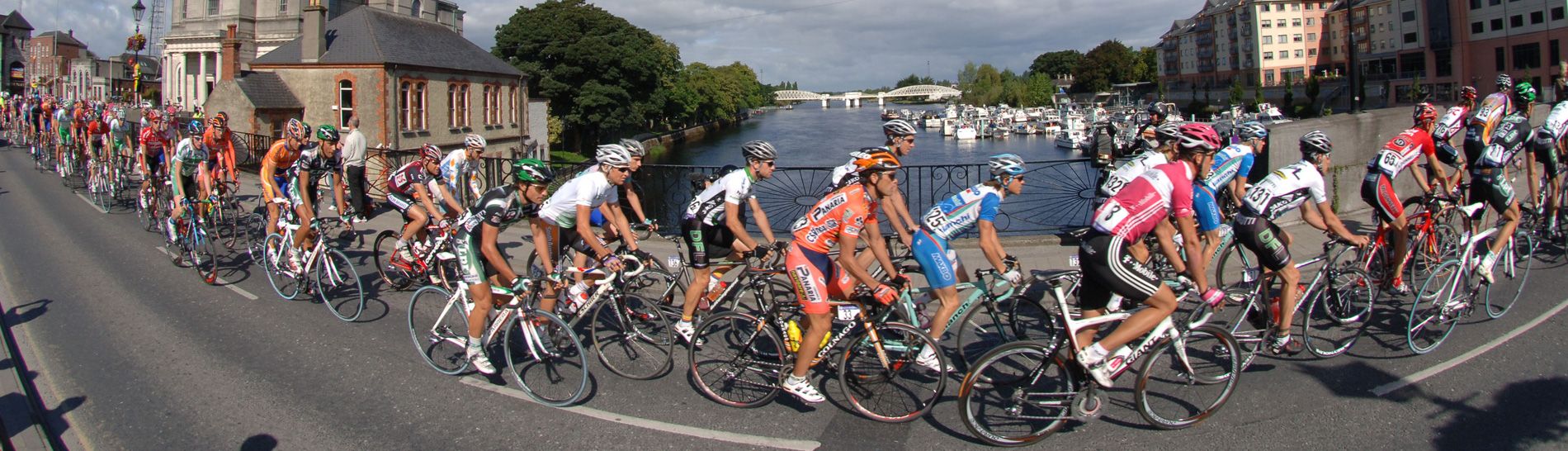 Tour of Ireland: the peloton crosses the bridge