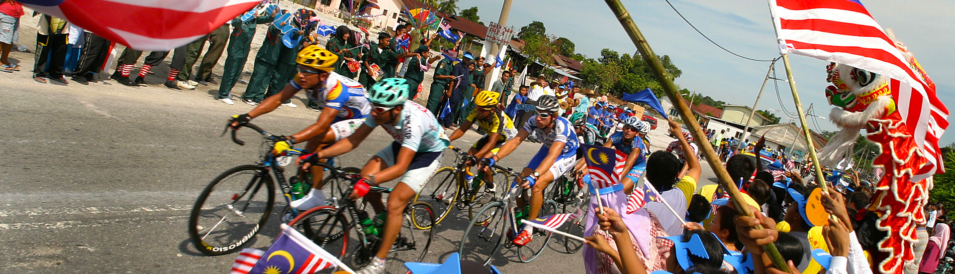Le Tour de Langkawi: riders passing through village