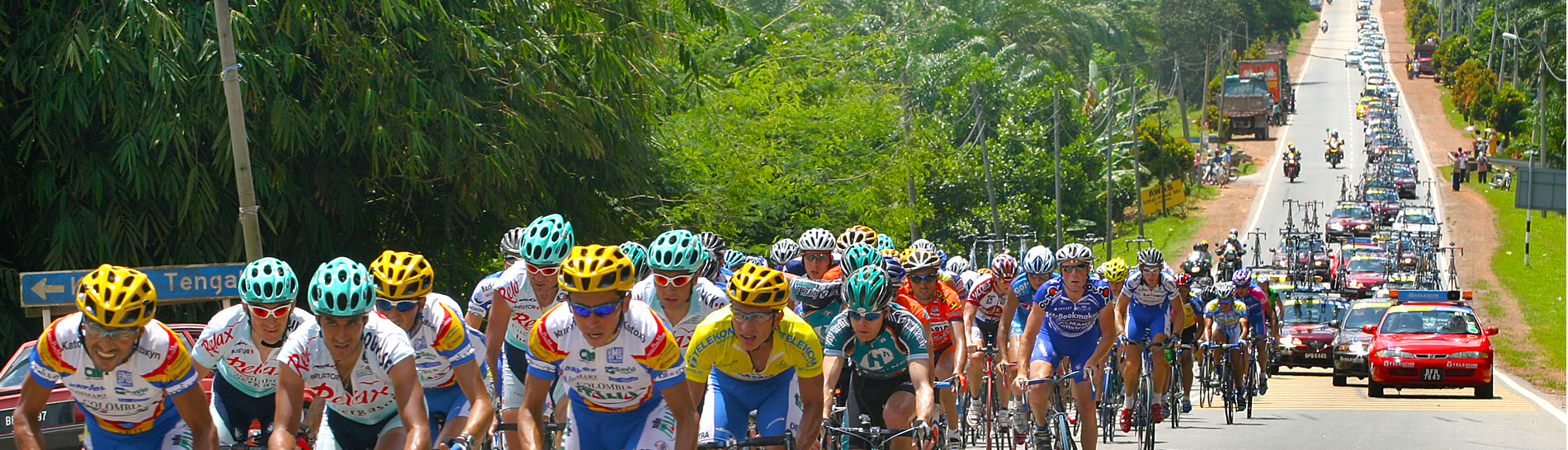Le Tour de Langkawi: view of peloton and cavalcade approaching camera